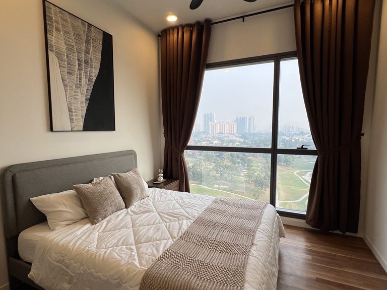 Bilik tidur utama dengan katil berkusyen kelabu, alas tidur putih dan selimut beige, karya seni berbingkai dan pemandangan tingkap