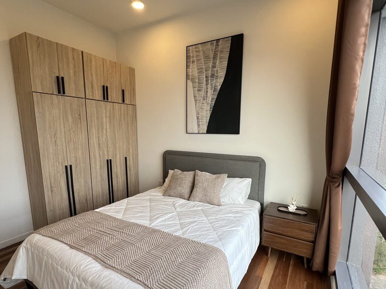 Bilik tidur utama dari pintu, menunjukkan almari, karya seni berbingkai, katil dan tingkap
