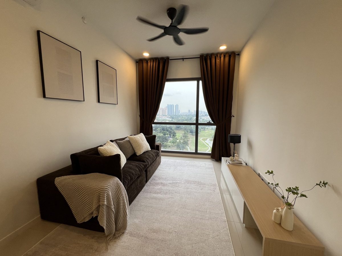 Ruang tamu dengan sofa arang, permaidani krim, kabinet TV kayu oak terapung dan langsir penuh